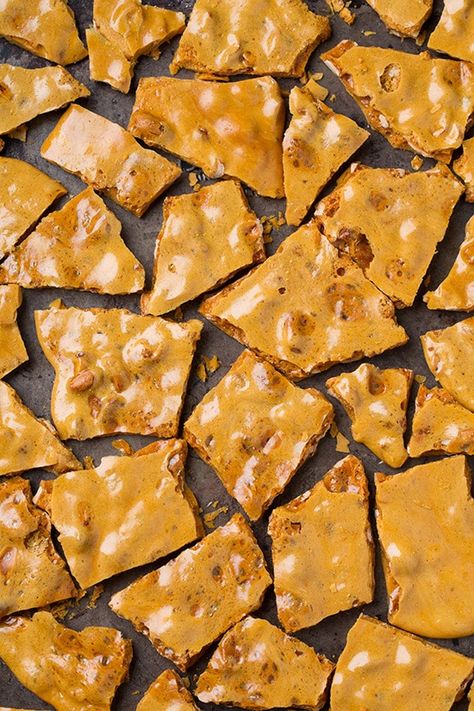 Easy Peanut Brittle Recipe, Microwave Desserts, Pistachio Brittle, Homemade Peanut Brittle, Microwave Peanut Brittle, Caramel Recipe Easy, Easy Microwave Recipes, Bark Recipes, Mouthwatering Desserts