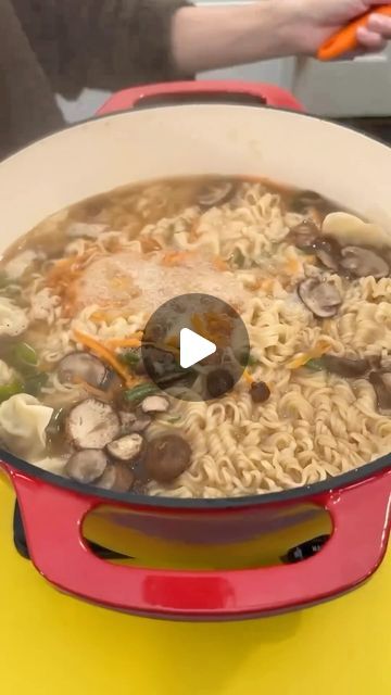 Loaded Wonton Soup, Wonton Chicken Soup, Rice Noodle Recipes Easy Soup, Ramen Wonton Soup, Easy Dumpling Soup With Ramen, Wonton Soup With Noodles, Wonton Soup With Ramen Noodles, Wonton Ramen Soup, Mini Wonton Soup