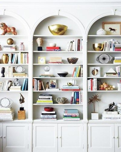 Arched Book Shelves, Doorways, and Windows Workspaces Design, Lots Of Books, White Bookshelves, Feng Shui Decor, Home Staging Tips, Bookshelf Styling, White Bookcase, Bookshelf Design, Transitional Living Rooms