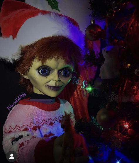 Chucky + Christmas is so wholesome Glen Ray Chucky, Glenn Chucky, Glen And Glenda, Chucky Christmas, Glen Chucky, Chucky Pfp, Glen Doll, Chucky Movies, Chucky Horror Movie