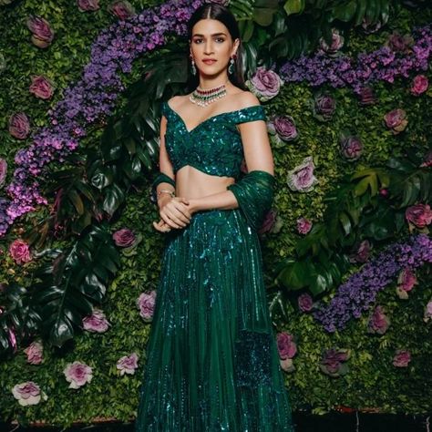 10 #OffShoulder And One Shoulder Top Styles To Match With Your #skirts And #Lehnga’s This #WeddingSeason #Threads Green Lehenga Designs, Dark Green Lehenga, Lehenga Pattern, Indian Outfits Lehenga, Lehnga Dress, Green Lehenga, Kriti Sanon, Indian Lehenga, Top Wedding Dresses