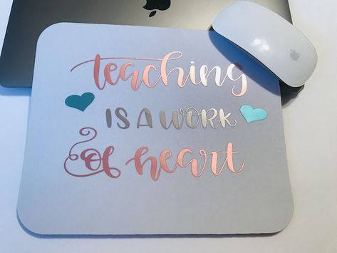 DIY Mouse Pad for Teacher Appreciation - Cookies Coffee and Crafts Mouse Pad Cricut Ideas, Cricut Mouse Pads, Sublimation Mouse Pad Ideas, Mouse Pad Design Ideas, Diy Mouse Pad, Appreciation Cookies, Diy Mouse, Easy Teacher Gifts, Cricut Inspiration