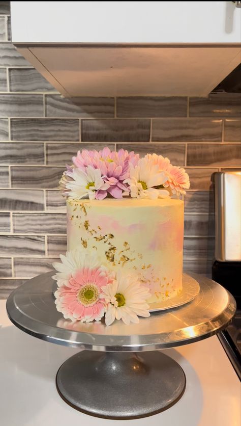 Watercolour buttercream cake with real flowers and edible gold leaf Real Flower Cake, Cake With Real Flowers, Cake With Gold, Flower Cake Decorations, Edible Gold Leaf, Edible Gold, Buttercream Cake, Cake Decoration, Flower Cake