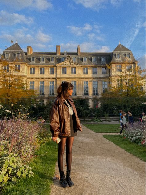 Paris Study Abroad Outfits, France Nice Outfits, Autumn In Europe Aesthetic, Paris Aesthetic Outfit Spring, Euro Autumn Outfits, Fashion In France Outfits, Nice France Outfits Winter, Eiffel Tower Outfit Spring, France In September Outfits