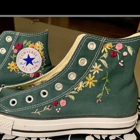 Easy Converse Embroidery, Green Embroidered Converse, Embroidered Chuck Taylors, Converse Embroidery Ideas, Embroidered Shoes Diy, Vans Verdes, Embroidery Sneakers, Converse Embroidery, Cute Converse Shoes