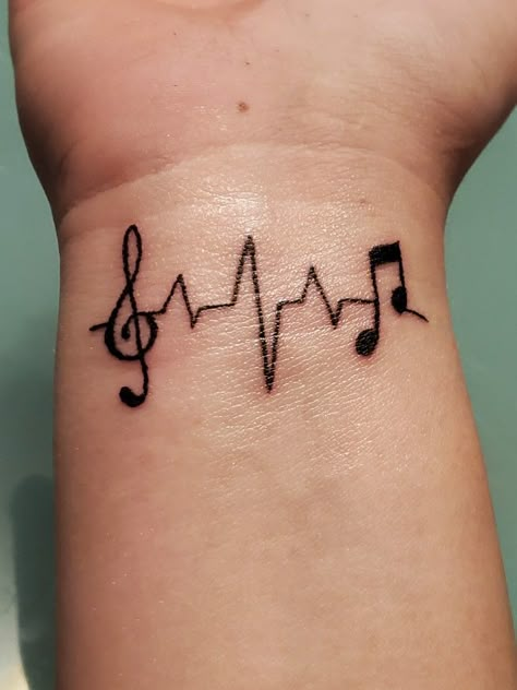 Henna Music Designs, Cute Hand Tattoos Small Simple, Heartbeat Music Tattoo, Music Note Finger Tattoo, Best Friend Music Tattoos, Music Tatooes, Tattoo Ideas Female Music, Musical Tattoos For Women, Music Note Tattoos For Women