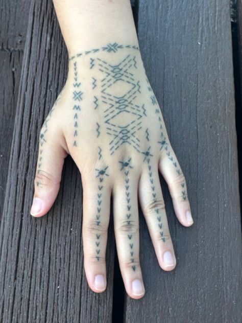 TAFUGA - Su’a Sione Sialaoa Pagamalie, Auckland NZ Hand Malu Tattoo, Traditional Samoan Tattoo Women, Samoan Hand Tattoo Women, Samoan Hand Tattoo, Samoan Tattoo Women, Samoan Malu, Acomaf Tattoo Ideas, Black And White Rose Tattoo, Polynesian Women