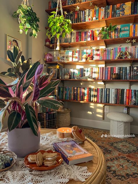 Books Aesthetic Room, Bookshelf In Living Room, Book Room Ideas, Pretty Bookshelves, Reading Space, Bookshelf Inspiration, Dream Apartment Decor, Currently Reading, I Am Loving