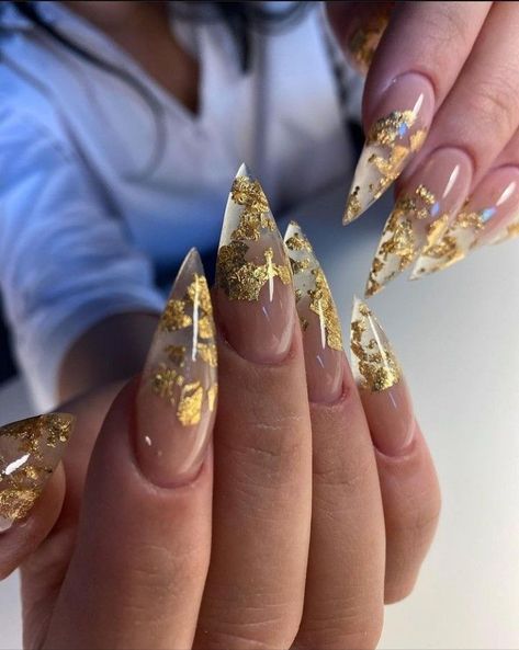 Gold Foil Ombre Nails, Gold Studded Nails, Acrylic Nail Designs Pointy, Nail Foil Designs Ideas Gold, Gold Stilleto Nails Designs, Prom Gold Nails, Gold Almond Nails Designs, Gold Nails 2023, Stiletto Gold Nails