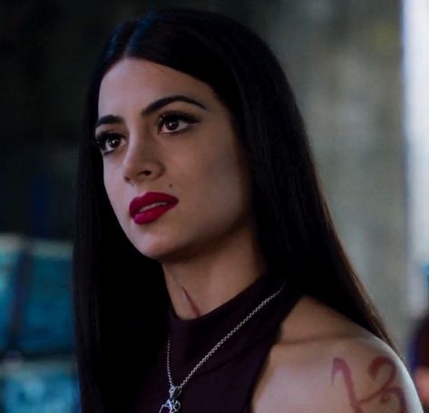 Timothy Drake, Izzy Lightwood, Sara Lance, Shadowhunters Tv Show, Isabelle Lightwood, Badass Women, Tv Girls, Cassandra Clare