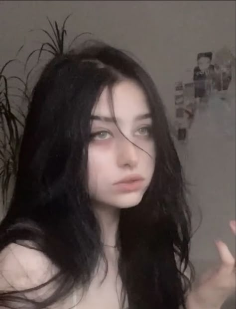 Black Hair Faceclaim, Pale Skin With Black Hair, Dark Hair Pale Skin Aesthetic, Pale Skin Black Hair Aesthetic, Long Black Hair Pale Skin, Sydney Sargent, Pale Girl With Black Hair, Pale Girls With Black Hair, Black Hair Pale Skin