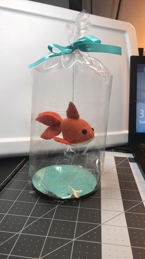 Goldfish Papercraft, Cute Small Crafts, Diy Gifts Simple, Easy Craft Gifts, Regalo Aesthetic, Goldfish Plush, Fun Crafts To Do With Friends, Cute Little Crafts, Paper Goldfish