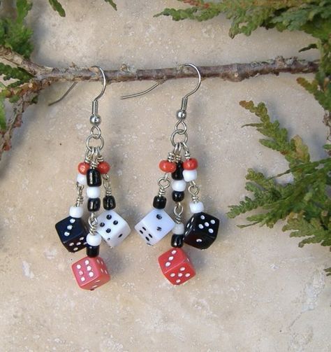 Dice Earrings Dice Earrings Diy, Dice Diy, Dice Jewelry, Collar Hippie, Wired Jewelry, Dice Earrings, Necklace Inspiration, Diy Jewelry Earrings, Beaded Earrings Diy