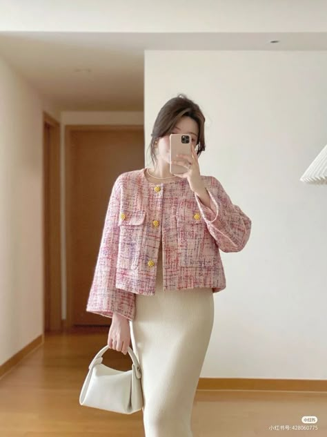 Pink Tweed Blazer And Skirt Outfit, Tweed Fashion, Tweed Outfit, Elegant Outfit Classy, Chic Blazer, Corporate Style, Classy Work Outfits, Stylish Work Outfits, Fashion Attire