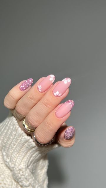 Pink Glitter Flower Nails, White Sparkle Nails, Flower Nail Designs, Glitter Flowers, Pink Sparkly, Sparkle Nails, Silver Nails, Pastel Nails, Prom Nails