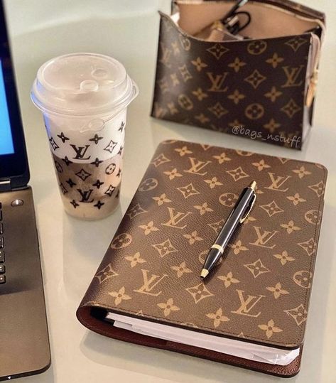 Louis Vuitton Planner, Lv Agenda, Estilo Kim Kardashian, Louis Vuitton Agenda, Chanel Backpack, Replica Designer Handbags, Life Vision, Chanel Purse, Planner Inspiration