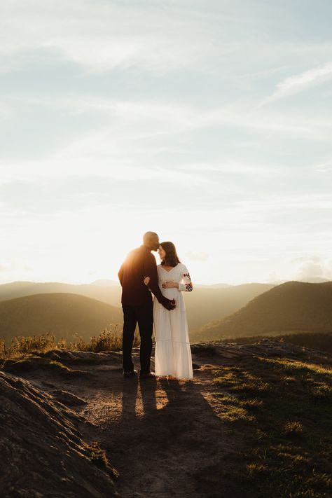 Maternity Photo Shoot Ideas Mountains, Mountain Maternity Pictures, Maternity Shoot Mountains, Colorado Maternity Photos, Maternity Pictures Mountains, Maternity Photography Mountains, Maternity Photography Forest, Mountain Maternity Photos, Forest Maternity Photoshoot