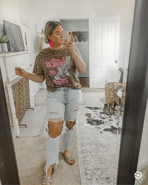 Spring Tshirt Outfits, Outside Concert Outfit Summer Casual Plus Size, Graphic T Shirt Outfit Ideas, Simple Graphic Tee Outfit, Cute Western Outfits Plus Size, Cute Zoo Outfits Summer Plus Size, Dressy Graphic Tee Outfit, Womens Graphic Tee Outfit, Curvy Easter Outfits