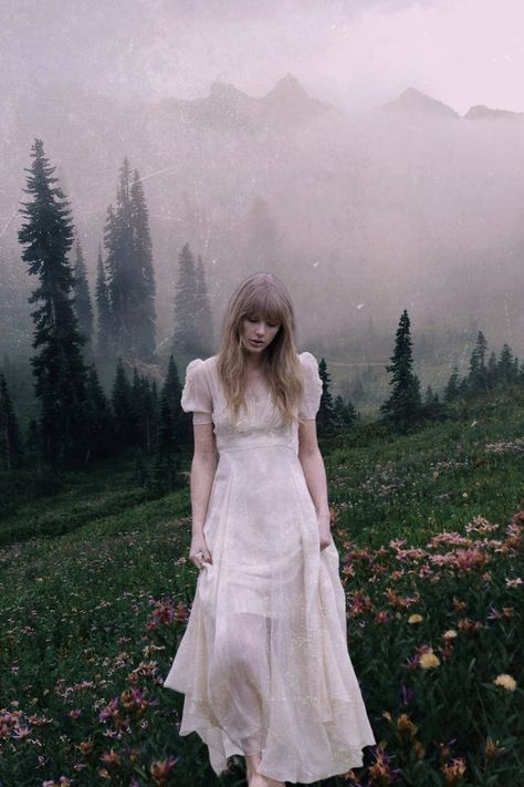 Taylor Swift In Nature, Taylor Swift Safe And Sound Photoshoot, Cottage Core Taylor Swift, Taylor Swift With Flowers, Aesthetic Photos Of Taylor Swift, Safe And Sound Music Video, Taylor Swift Cottagecore Aesthetic, Taylor Swift Ethereal, Taylor Swift Flower Wallpaper