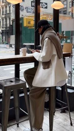 Marketing Work Outfit, Coffee Shop Shoot, Coffee Shop Work Outfit, Coffee Shop Aesthetic Outfits, Classy Streetwear Women, Nb 530, Aesthetic Productivity, Productivity Aesthetic, Deep Work