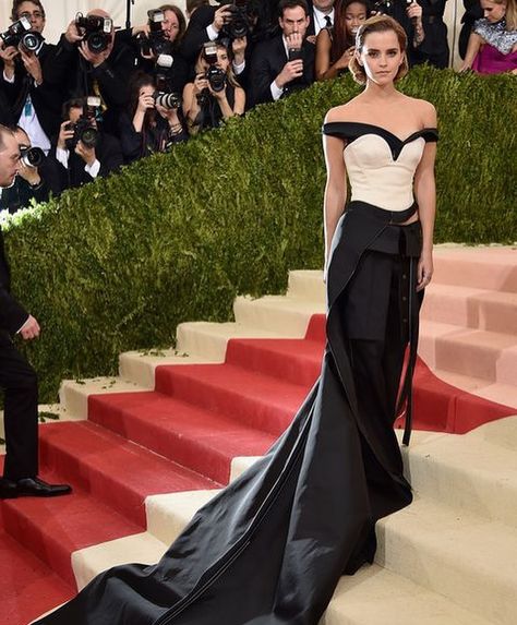 Emma Watson on Instagram: “Met Gala 2016😍❤️😍 #emmawatson” Emma Watson Met Gala, Emma Watson Short Hair, Emma Watson Dress, Emma Watson Movies, Emma Watson Outfits, Emma Watson Red Carpet, Manus X Machina Fashion, Manus X Machina, Gala Outfits