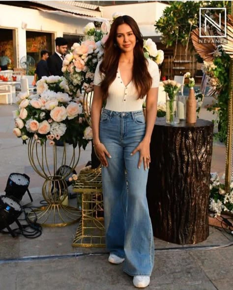 Sonam Bajwa Western Outfits, Sonam Bajwa Jeans, Tops For Bootcut Jeans, Sneha Core, Classy College Outfits, Bootcut Jeans Outfit, Sonam Bajwa, Mumbai Fashion, Loose Pants Outfit