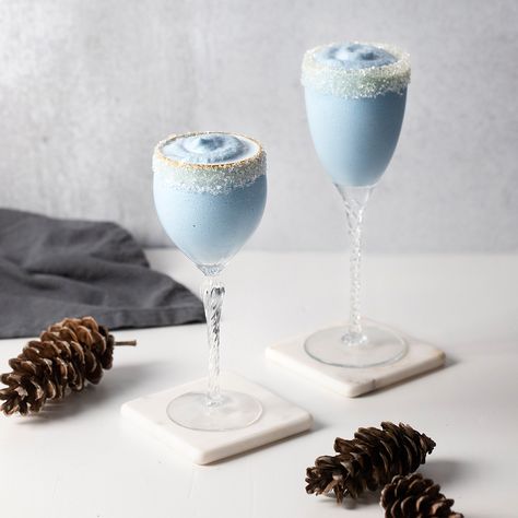 Jack Frost Cocktail Alcoholic Drinks Winter, Blue Drinks Alcohol, Snowflake Food, Jack Frost Cocktail, Winter Vodka Cocktails, Holiday Dessert Drinks, Ice Cocktails, Spiked Hot Cocoa, Frozen Mango Margarita