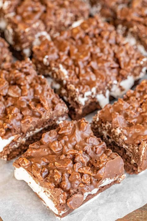 Peanut Butter Krispie Brownies - these brownies are TO-DIE-FOR! Fudgy brownies smothered in marshmallow creme and topped with a mixture of peanut butter, chocolate, and Rice Krispies. Heaven in a pan! The peanut butter chocolate topping brings great texture and the addition of marshmallow creme is reminiscent of s'mores. These things are dangerously delicious! Great for parties, potlucks, bake sales, and the holiday!! Hands down the best brownies EVER. Brownie Rice Krispie Marshmallow, Brownies With Rice Krispies, Brownie Marshmallow Rice Krispie Bars, Rice Krispie Brownies Marshmallows, Brownies With Rice Krispie Topping, Peanut Butter Marshmallow Rice Crispies, Marshmallow Crunch Brownies, Peanut Marshmallow Bars, Chocolate Peanut Butter Rice Krispies