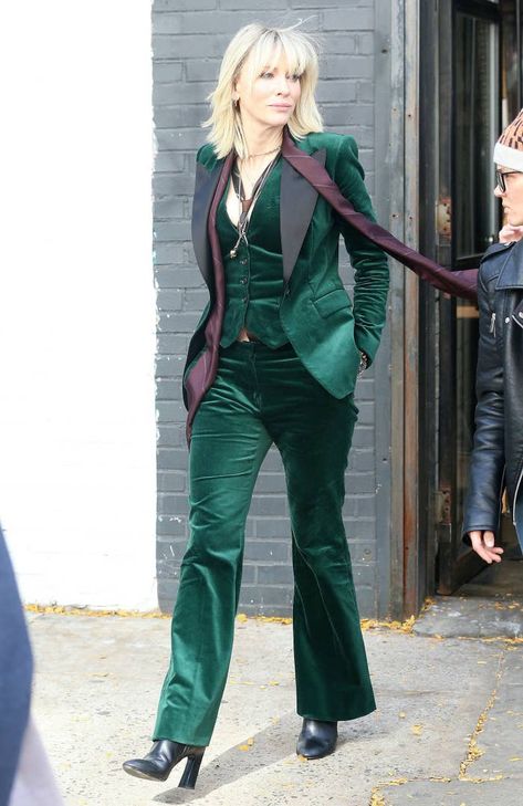 Green Suit Women, Velvet Outfit, Woman In Suit, Velvet Suit, Green Suit, Prom Suits, Mia 3, Woman Suit Fashion, Prom Outfits