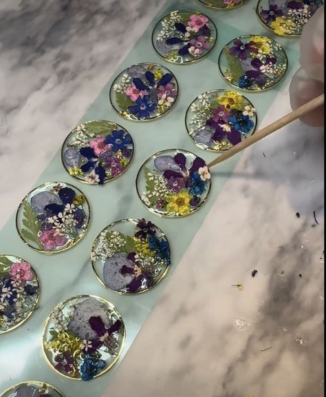 Diy Resin Flowers, How To Make Resin Jewelry, Flower Resin Jewelry, Resin Jewelry Diy, Diy Jewelry Unique, Resin Jewelry Making, Epoxy Resin Crafts, Stone Wrapping, Botanical Jewelry