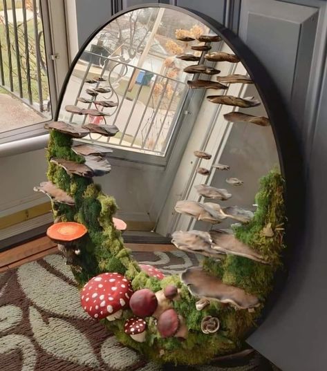 Whimsical Forest Home Decor, Woodland Mirror Diy, Cottagecore House Decor Diy, Diy Witchy Mirror, Goblin Core Room Decor Ideas, Fairy Core Room Decor Diy, Fairy Core Mirror, Fantasy Mirror Diy, Diy Nature Room Decor