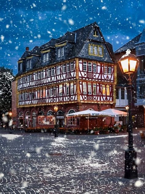 Frankfurt, Germany ❄️❄️❄️  📸@momentsofgregory/IG #christmas #frankfurtgermany #germanytravel #snow Frankfurt Germany Winter, Frankfurt Winter, Frankfurt Christmas, Frankfurt City, Bobby Fischer, Uk Christmas, Best Christmas Markets, Cities In Germany, Frankfurt Germany