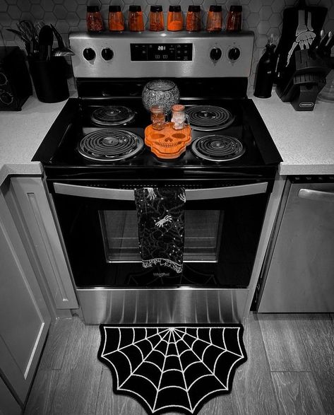 Home Haunted House, Spooky Bedroom, Horror Home Decor, Halloween Home Decor Ideas, Haunted House Decor, Goth Kitchen, Glam Halloween, Gothic Kitchen, Spooky Kitchen