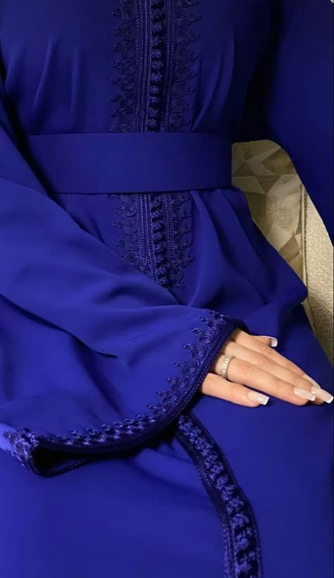 Moroccan Caftan Simple, Caftan Simple Chic, Kaftan Simple, Blue Caftan, Beautiful Gown Designs, Caftan Simple, Morrocan Fashion, Simple Long Dress, Moroccan Bride