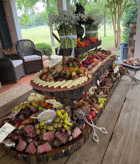 Winter Grazing Table, Elegant Bbq, Canapes Catering, Country Wedding Pictures, Food On Sticks, Grazing Table, Christmas Dinner Party, Dinner Party Recipes, Grazing Tables