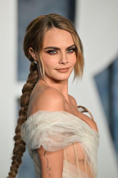 BEVERLY HILLS, CALIFORNIA - MARCH 12: Cara Delevingne attends the 2023 Vanity Fair Oscar Party Hosted By Radhika Jones at Wallis Annenberg Center for the Performing Arts on March 12, 2023 in Beverly Hills, California. (Photo by Lionel Hahn/Getty Images) Crimped Waves, Long Blond, British Fashion Awards, Spring Hair, Celebrity Hair Stylist, Spring Hairstyles, Bob Haircut, Long Blonde Hair, Cara Delevingne