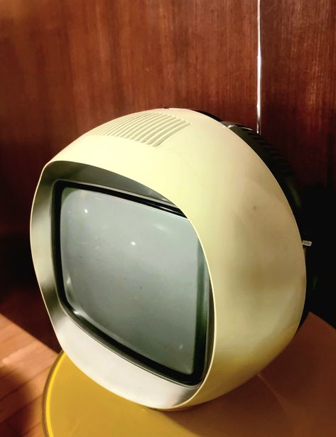 Tim Apicella-Space Age Design Museum. 1969 Philips Space Ball # TF1170 TV (UK) Ship Deck, Vintage Technology, Retro Tech, Retro Future, Retro Gadgets, Tv Sets, Picture Boxes, Box Tv, Vintage Stuff