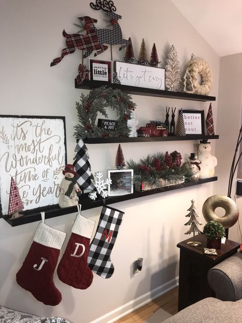 Christmas picture shelf Small Christmas Shelf Decor, Shelf Garland Christmas, Christmas Picture Shelf, Christmas Decoration Bookshelf, Wreath Storage On Wall, Christmas Decor For Wall Shelves, Christmas Shelf Display, Shelf Decor Christmas Living Room, Picture Ledge Christmas Decor