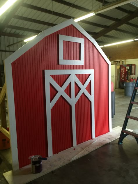 Barn prop for Barnyard theme party. Diy Barn Backdrop, Farm Decorations Party, Barnyard Theme Party, Barnyard Vbs, Farm Vbs, Cardboard Props, Barn Backdrop, Barnyard Theme, Christmas Parade Floats