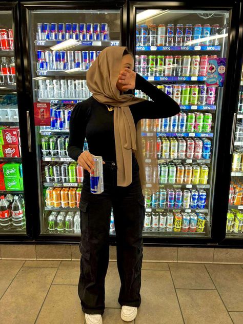 Casual Veiled Outfit, Hijab With Edges Out, Hoodjabi Outfits, Hijab Baseball Cap, Black Cargo Pants Outfit Hijab, Hijabi Cool Outfits, Baddie Hijabi, Hijabi Outfits Streetwear, Hijabi Jeans Outfit