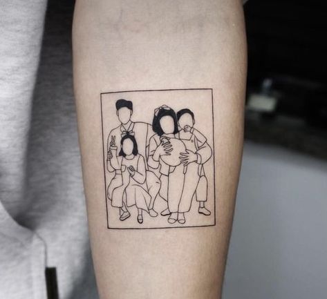 Family Picture Tattoo, Family Tattoo Design, Picture Frame Tattoo, Polaroid Tattoo, Herren Hand Tattoos, Family Tattoo Designs, Framed Tattoo, Family Tattoo, Silhouette Tattoos