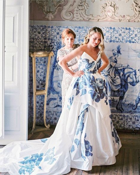 Elegant Colorful Wedding, Hand Painted Wedding Dress, Painted Wedding Dress, Portuguese Wedding, Lisbon Wedding, Martha Weddings, Hand Painted Wedding, Portugal Wedding, Floral Wedding Dress