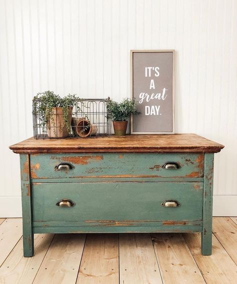 Dresser Farmhouse, Chippy Painted Furniture, Milk Paint Furniture, Primitive Furniture, Distressed Furniture, Refurbished Furniture, Farmhouse Bedroom, Shabby Chic Homes, Furniture Restoration