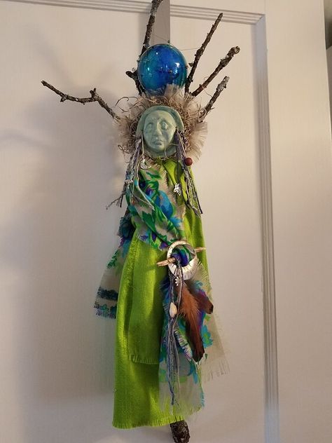 "She Loves" Spirit Doll - Art / Completed Projects - the Lettuce Craft Forums Spirit Dolls How To Make A, Spirit Walker, Tree Spirits, Spirit Art Dolls, Dolls Handmade Diy, Assemblage Art Dolls, Spirit Doll, Felt Sewing, Spirit Art