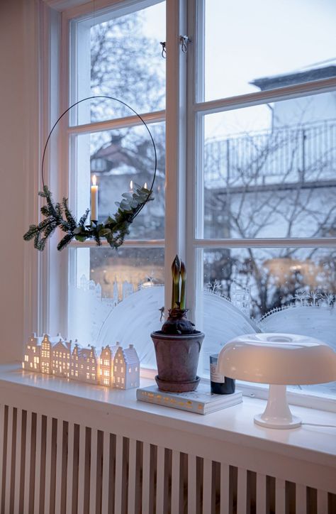 Windowsill Decor Ideas, Windowsill Decor, House Of Philia, Advent Decorations, Window Sill Decor, Christmas Window Decorations, Canal House, Xmas Deco, Christmas Interiors