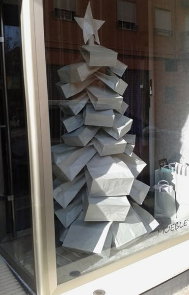 The #gift bag #Christmas tree display idea. Actually, I think these are simply brown kraft bags. Brill! Christmas Store Displays, Winter Window Display, Boutique Window Displays, Holiday Retail, Christmas Tree Pink, Christmas Shop Window, Holiday Window Display, Window Display Retail, Tree Display