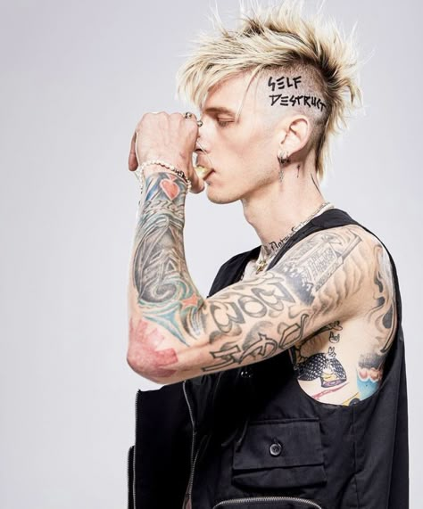 Machine Gun Kelly Mgk Hairstyle, Mgk Haircut, Punk Haircut, Mohawk Hairstyles Men, Mohawk Hairstyles, Punk Hair, Athletic Hairstyles, Hairstyle Look, Mötley Crüe