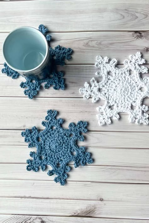 Snowflake Crochet Table Runner, Snowflake Table Runner Crochet, Crochet Snowflake Potholder, Crochet Snowflake Doily Free Pattern, Snowflake Doily Crochet Pattern, Cute Coaster Crochet Pattern Free, Crochet Snowflake Coasters, Crochet Winter Decoration, Winter Crochet Decorations