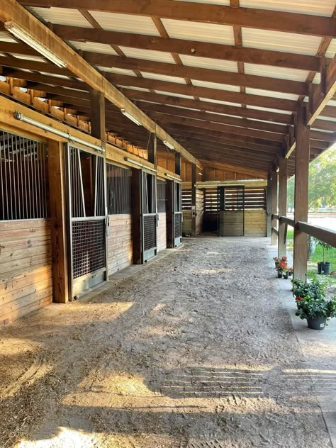 Three Stall Horse Barn, Cozy Horse Stable, Current Clothing Trends 2023, English Horse Stables, Simple Horse Barn Plans, Horse Enclosures, Horse Ranch Ideas, Outdoor Horse Stalls, Small Stall Design