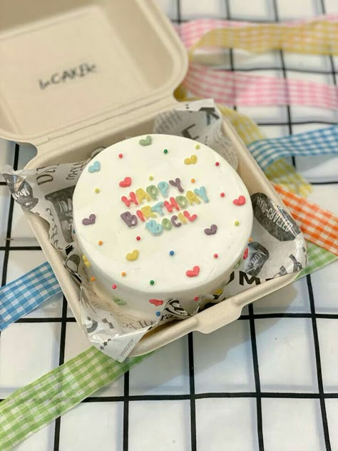 Cake Mini Korea, Birthday Cake Minimal Korea, Kue Tart Mini, Bento Cake Ideas For Birthday, Kue Bento Cake Aesthetic, Mini Korean Cake, Korean Bento Cake Aesthetic, Bento Cake Design Aesthetic, Bento Cake Design Ideas